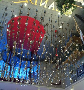 Landzeit dekoráció evőeszközökkel a plafonon tükörrel megbolondítva